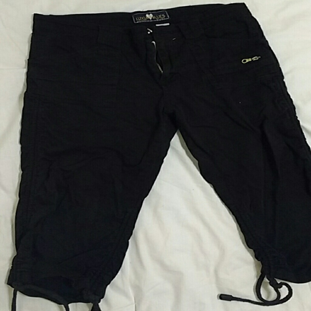 Black capris